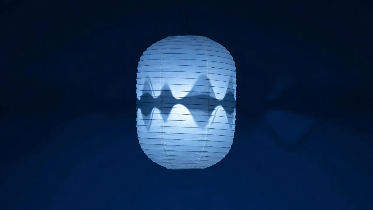 紺色の背景に浮かぶ提灯と、その面に映る青い波形